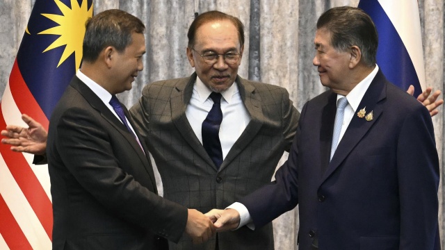 Kambodża i Tajlandia porozumiały się w kwestii zawieszenia broni w konflikcie granicznym. Będzie ono obowiązywało od północy czasu lokalnego - od godz. 19 czasu warszawskiego. Premierzy obu państw podczas negocjacji w Malezji zobowiązali się też do wznowienia komunikacji.