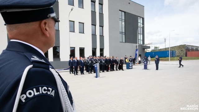 Jest w kształcie litery L , składa sie z trzech kondygnacji i jest naszpikowana elektroniką. Mowa o nowej siedzibie szczecińskiej policji, która będzie zajmować się walką z cyberprzestępczością.