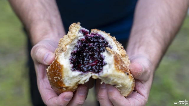 Choć cenowo jagodzianka króluje nad innymi drożdżówkami, szczecinianie z chęcią zapłacą każdą złotówkę - byle było smacznie. Reporterka Radia Szczecin Julia Nowicka pojechała na Manhattan, gdzie ceny jagodzianek wahają się w okolicy 15 złotych.