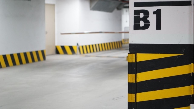 Nowe zasady w budynkach mieszkalnych oraz tych użytku publicznego. Garaże podziemne i piwnice od teraz mają być tak projektowane, aby w razie zagrożenia mogły być czasowym miejscem schronienia dla cywilów.