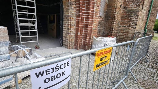 Trwają prace konserwatorskie i zabezpieczające w Kościele św. Trójcy w Chojnie. Obecnie przeprowadzane jest czyszczenie powierzchni empory.