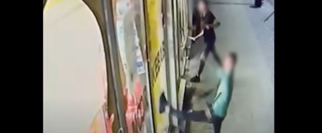 Napadli z maczetą na kebab w Głogowie w województwie dolnośląskim. Napastnicy zniszczyli drzwi do lokalu, wybili trzy szyby, grozili właścicielowi śmiercią. Lokal od 9 lat prowadzi obywatel Bangladeszu.