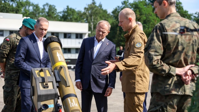 Premier Donald Tusk zapowiedział przekierowanie środków budżetowych na polskie firmy i instytucje badawcze zajmujące się technologiami wojskowymi.