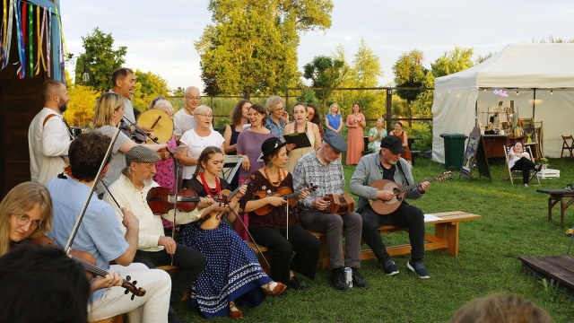 Wakacje sprzyjają organizacji taborów. Jest to inicjatywa Stowarzyszenia Dom Tańca i polega na zapraszaniu ludzi na obozy z muzyką tradycyjną.