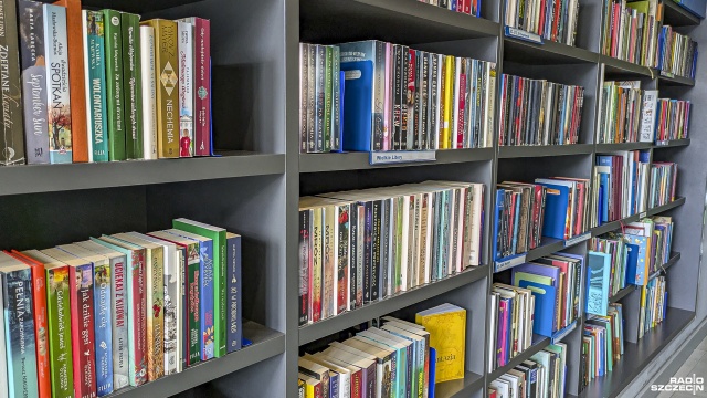 Szczecinianie latem rzadziej odwiedzają biblioteki, ale wypożyczają jednorazowo więcej książek. Szczecińskie księgarnie również zauważają mniejszą liczbę klientów.