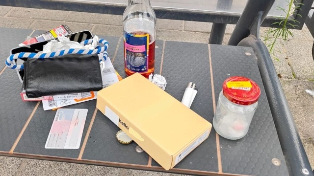 Pił alkohol na przystanku. Skończyło się zarzutami za narkotyki.