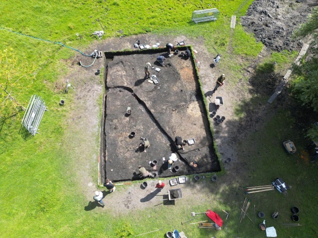 Pozostałości chaty prawdopodobnie z XI-XII wieku to najnowsze odkrycie archeologów pracujących na Srebrnym Wzgórzu w Wolinie.