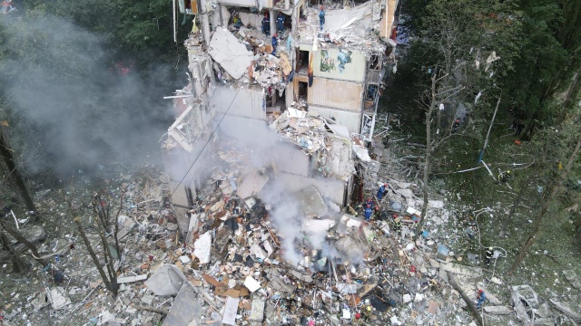 Co najmniej sześć osób zginęło, a ponad 50 zostało rannych w nocnym ataku na Kijów. Według prezydenta Ukrainy Wołodymyra Zełenskiego Rosjanie wystrzelili w nocy ponad 300 dronów i osiem rakiet.