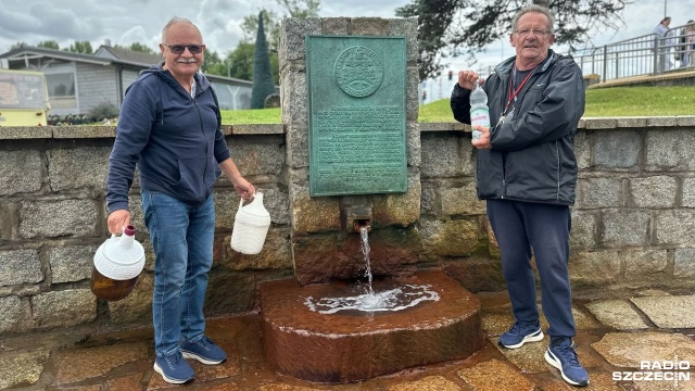 Do źródełka solankowego w Kołobrzegu każdego lata ustawiają się kolejki nie tylko miejscowych, ale także turystów. Wszyscy przychodzą tu w jednym celu - chcą przygotować najlepsze ogórki, a do tego potrzebują słonej wody.