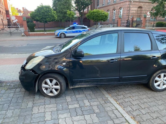 Uderzyła w znak drogowy i ogrodzenie Sądu Rejonowego w Białogardzie. W środę rano podczas kontroli wydmuchała dwa promile.