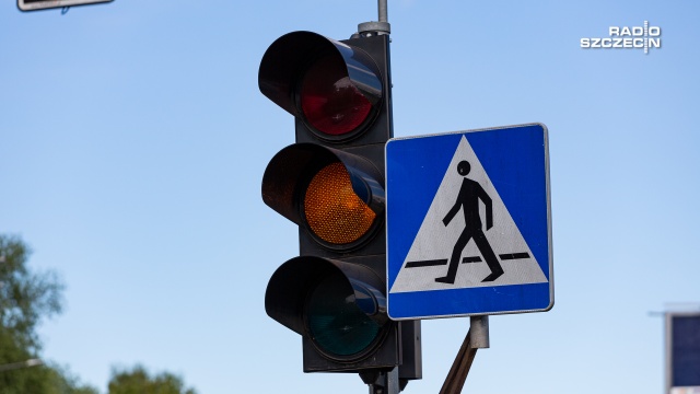 Trwa przebudowa sygnalizacji świetlnej na skrzyżowaniu ulic Emilii Gierczak i Anieli Krzywoń w Dąbiu. W czwartek rozpoczął się demontaż starego sprzętu.