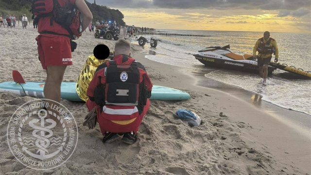 Dwójka nastolatków wypłynęła wgłąb morza, musiały interweniować służby. Do zdarzenia doszło w czwartek wieczorem w Sarbinowie, już po zamknięciu kąpieliska. Dzieci na supach zauważyli plażowicze i to oni powiadomili służby.