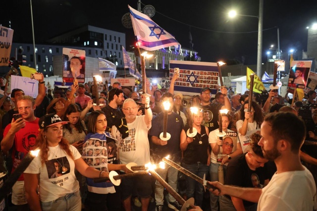 Tysiące ludzi protestowało w czwartek wieczorem na ulicach izraelskich miast, gdy rząd obradował nad dalszym przebiegiem wojny w Strefie Gazy. Gabinet prawdopodobnie zatwierdzi rozszerzenie operacji. Demonstranci wzywają do zawarcia porozumienia z Hamasem, które uwolniłoby zakładników.