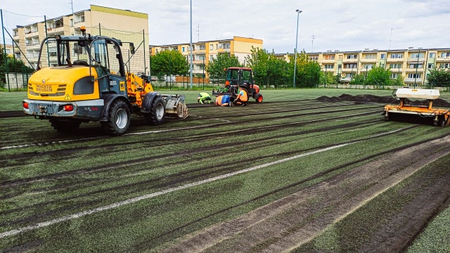 Obiekt wybudowano dwie dekady temu. Boisko przechodzi remont, w ramach którego pojawi się nowa nawierzchnia ze sztucznej trawy. Będą też nowe piłkochwyty, siatki i bramki.