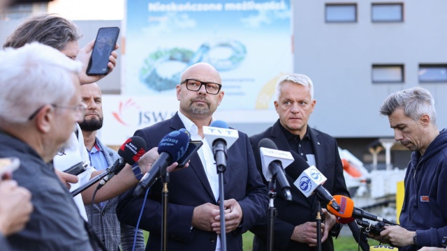 Ratownicy poszukują górnika poszkodowanego na skutek wstrząsu, do którego doszło w Kopalni Knurów-Szczygłowice.