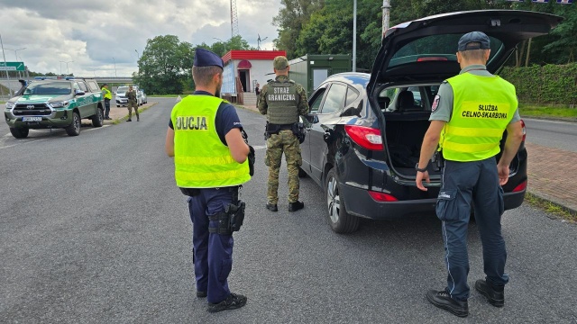 Podczas kontroli prowadzonych w poniedziałek na granicach z Litwą i Niemcami jednej osobie odmówiono wjazdu do Polski. W sumie na granicy polsko-litewskiej i polsko-niemieckiej skontrolowano prawie 19 tysięcy osób i około 7800 pojazdów.