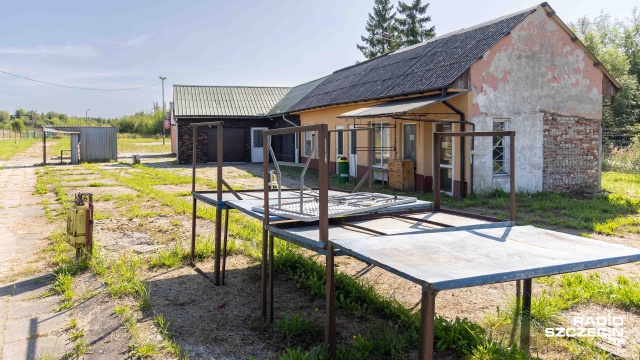 Opustoszałe targowisko w Nowogardzie o krok bliżej do ponownego otwarcia. Chodzi o plac niedaleko ulicy Dworcowej znajdujący się tuż przy torach kolejowych.