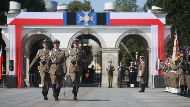 W piątek w dniu Święta Wojska Polskiego przed Grobem Nieznanego Żołnierza w Warszawie odbyła się uroczysta odprawa wart.