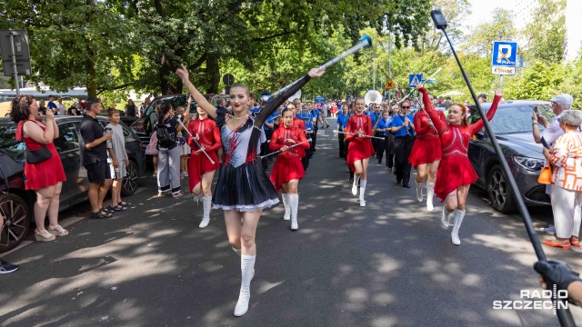 Z przytupem i w rytm muzyki orkiestry dęte z całej polski otworzyły festiwal Żagle 2025 na szczecińskich Wałach Chrobrego.