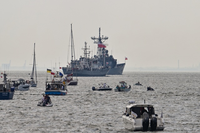 Nawet kilkadziesiąt tysięcy osób oglądało z plaż i bulwarów wokół Helu paradę morską z okazji Święta Wojska Polskiego.