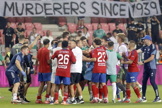 Polska policja wystąpiła do węgierskich służb o możliwość zidentyfikowania kibiców, którzy wywiesili antypolski transparent podczas rozgrywanego na Węgrzech meczu piłkarskiego Rakowa Częstochowa z drużyną Maccabi Hajfa.