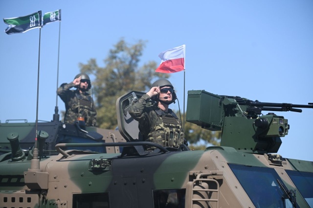 To była największa defilada polskiego wojska. Ulicami Warszawy przeszło kilka tysięcy żołnierzy, pokazano 300 pojazdów wojskowych oraz kilkadziesiąt samolotów i śmigłowców.