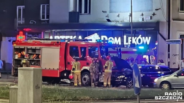 Taksówka zderzyła się z samochodem straży pożarnej jadącym na sygnale do zdarzenia.