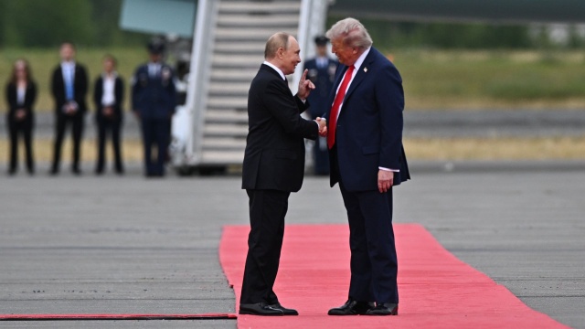 DonaldTrumpokreślił rozmowy jako produktywne, a Władimir Putin ma nadzieję na skończenie wojny. Za nami szczyt obu prezydentów na Alasce.