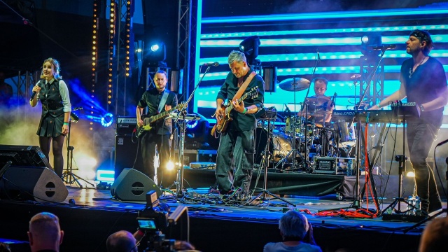 Końcówka pierwszego dnia Żagli 2025 upłynęła w rytm polskich hitów. Na scenie wystąpili m.in. Piotr Banach, Wojtek Waglewski czy Kamil Bednarek.