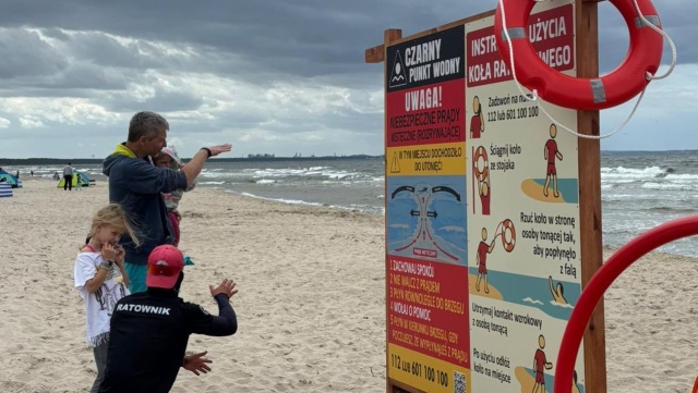 Tablice informacyjne, w miejscach, gdzie występują niebezpieczne prądy wsteczne, stanęły na plaży w Międzyzdrojach. To inicjatywa gminy i Wodnego Ochotniczego Pogotowia Ratunkowego.