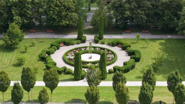 W szczecineckim parku pojawiła się przestrzeń, w której można rozłożyć koc i spędzić czas na łonie natury.