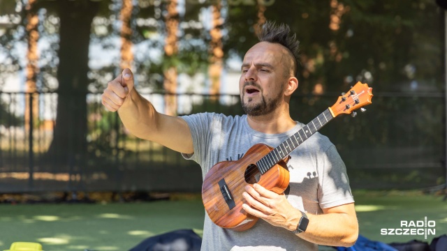 Mały instrument, a dużo radości. Jedna lekcja wystarczyła, by chwycić pierwsze akordy i zagrać melodię na ukulele.
