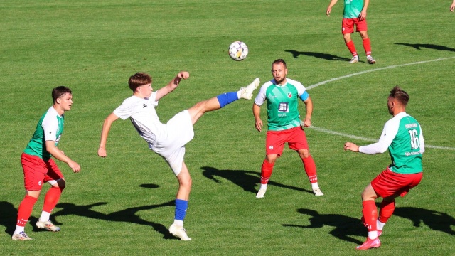 Chociaż do niedawna kibice piłkarscy w Kołobrzegu mogli oglądać piłkę na poziomie 1. ligi, to obecnie muszą odnaleźć się w nowych realiach. Po upadku dotychczasowej Kotwicy, nowy podmiot kontynuujący tradycję właśnie rozpoczął grę w klasie okręgowej.