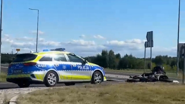 Uciekał przed kontrolą drogową niezarejestrowanym motocyklem. Policjanci zatrzymali 33-latka pod Gryficami - mężczyzna przewrócił jednoślad i próbował uciekać pieszo.