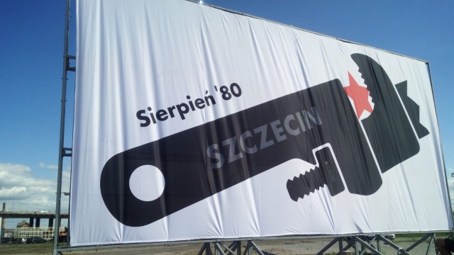 45 lat temu, 18. sierpnia 1980 roku, w Szczecinie rozpoczął się strajk, który doprowadził do podpisania pierwszych historycznych Porozumień Sierpniowych. Specjalnie z tej okazji Lex Drewinski, wybitny grafik i Honorowy Ambasador Szczecina, przygotował wyjątkowy plakat.