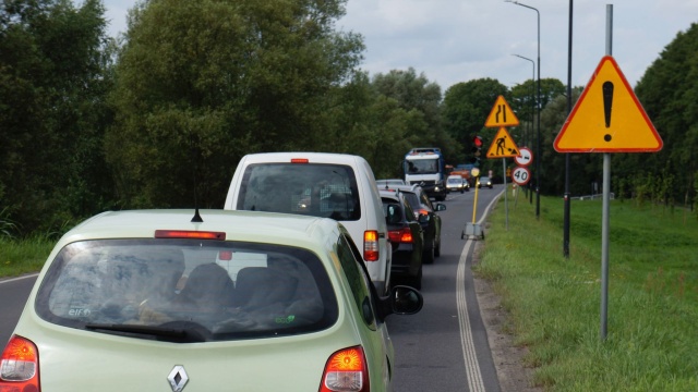 Trwa drugi etap przebudowy drogi wojewódzkiej 163 między Połczynem Zdrój i Czaplinkiem. To dwa odcinki znajdujące się przed i za Starym Drawskiem. Obowiązuje tam ruch wahadłowy.