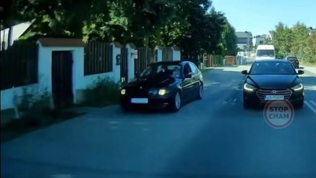 Dziki rajd po chodniku w terenie zabudowanym. Zniecierpliwiony kierowca BMW na ulicy Miodowej w Szczecinie był znudzony ruchem ulicznym i wyjechał na chodnik.