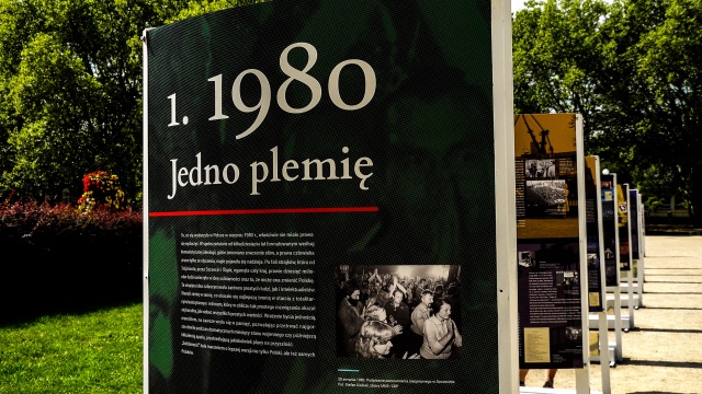 Wystawa plenerowa, specjalnie zaprojektowany plakat i krótkie filmy w internecie ze wspomnieniami uczestników strajków 1980 roku - tak szczecińskie instytucje chcą przypomnieć o tym, że to tutaj 45 temu podpisano Porozumienia Sierpniowe.