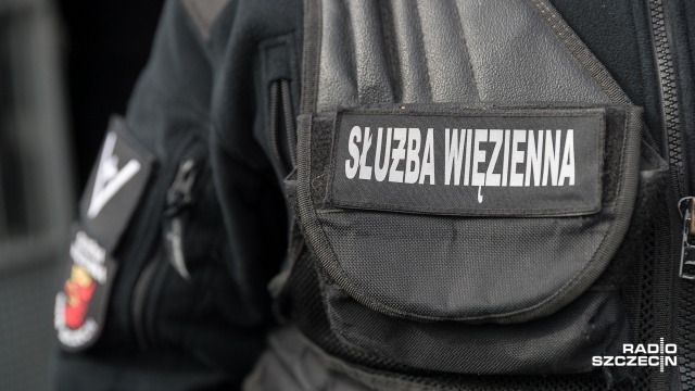 Flagi związków zawodowych Służby Więziennej pojawiły się przed aresztami i zakładami karnymi w całej Polsce. To odwieszenie protestu Strażników Więziennych.