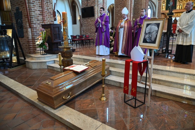 Pożegnanie biskupa Mariana Kruszyłowicza [ZDJĘCIA]