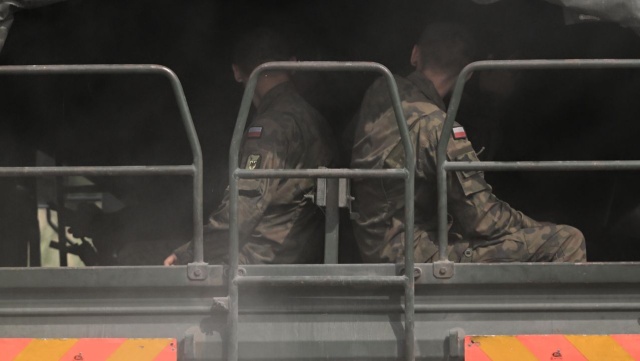 Ujawnione części drona odnalezionego w Osinach wskazują na użycie materiałów wybuchowych - podała w środę prokuratura.