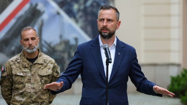 Wicepremier, szef MON Władysław Kosiniak-Kamysz poinformował w środę, że obiekt, który spadł pod Osinami w powiecie łukowskim, to rosyjski dron. Jak podkreślił, jest to prowokacja Federacji Rosyjskiej, do której doszło w szczególnym momencie, kiedy trwają dyskusje o pokoju.