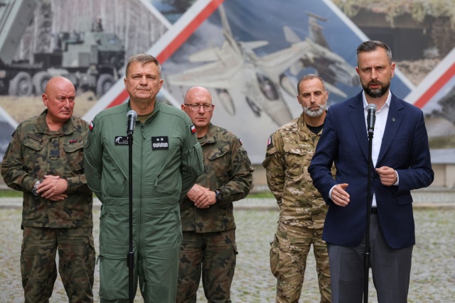 Wzmacniamy obronę powietrzną, wkrótce do Polski trafią najnowocześniejsze systemy - mówi szef MON komentując sprawę wojskowego drona, który eksplodował i spadł na pole kukurydzy koło Łukowa.