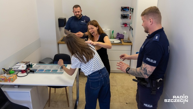 Weterynarze uczyli się technik samoobrony. Szkolenie dla pracowników ze Szczecińskiego Centrum Weterynaryjnego zorganizowali policjanci.