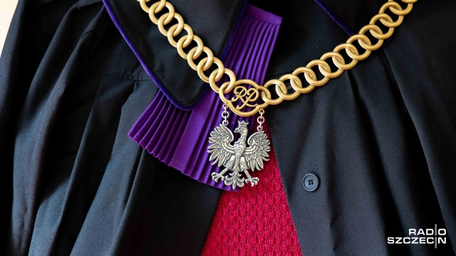 Na rok więzienia Sąd Rejonowy w Koszalinie skazał w czwartek 34-letniego Łukasza Ś. za spowodowanie średnich obrażeń ciała u swojego sześciomiesięcznego synka. Matkę ukarał grzywną za wykroczenie polegające na dopuszczeniu do przebywania dziecka pod opieką nietrzeźwego ojca.