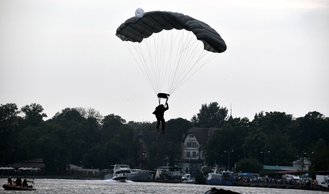 Pokazy sprzętu wojskowego, gry i zabawy dla dzieci i inscenizacje historyczne - to wszystko będzie można znaleźć podczas XVI edycji Festynu Komandosa w Dziwnowie.