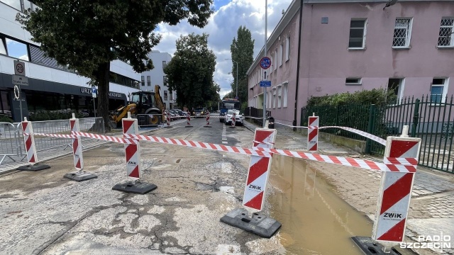 Awaria wodociągu i utrudnienia na ulicy Mazowieckiej w Szczecinie. Uszkodzona została rura o średnicy 150 mm - przekazał Piotr Landowski z Zakładu Wodociągów i Kanalizacji.
