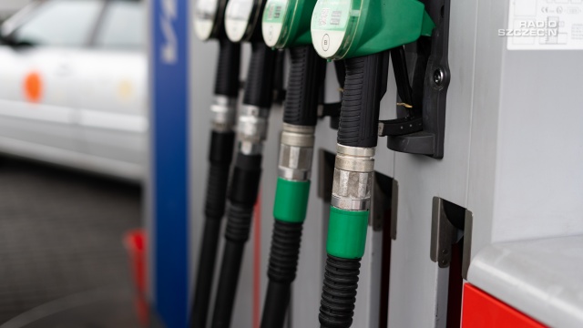 Na stacjach paliw ceny najniższe od początku wakacji. Nic nie zapowiada, żeby miały wzrosnąć.