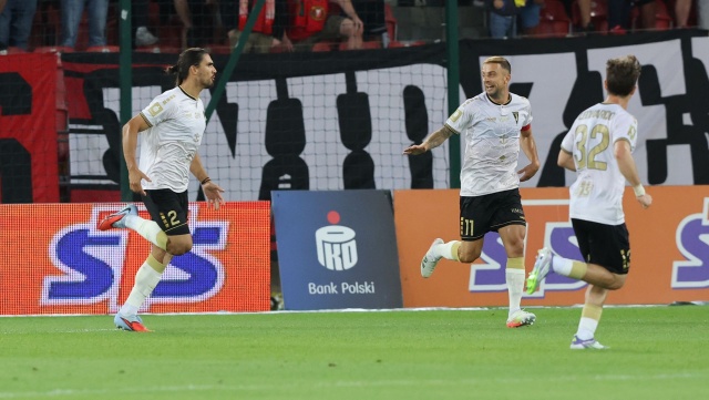 Piłkarze Pogoni - po zwycięstwie w Łodzi z Widzewem - opuścili strefę spadkową rozgrywek ekstraklasy.