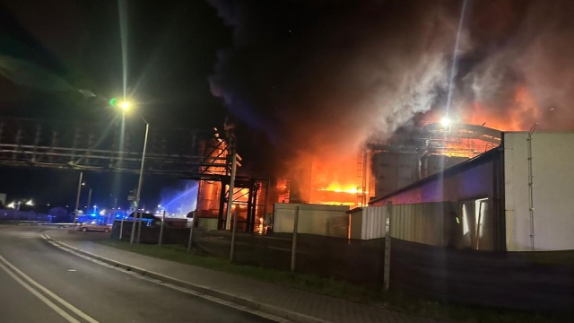 Straż pożarna otrzymała zgłoszenie o godz. 1:32. Jedna osoba jest poszkodowana.